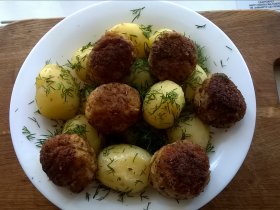 Молода картопля з м'ясними кульками