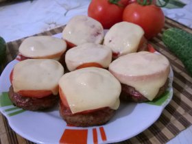 Котлети з помідорами та сиром в духовці