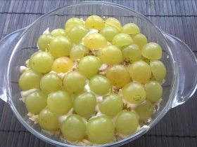 Салат з куркою, сиром та виноградом