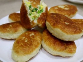 Пиріжки з зеленою цибулею та яйцем