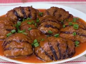 Баклажани з фаршем під соусом в духовці