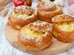 Булочки фаршировані грибами, шинкою та сиром