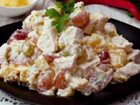Салат з куркою, виноградом та ананасом