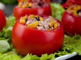 Фаршировані помідори рисом та салямі