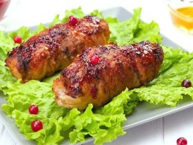 Куряча грудка запечена з журавлиною
