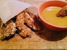 Курячі палички в кунжуті з медово-гірчичним соусом