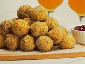 Сирні кульки в паніруванні у фритюрі