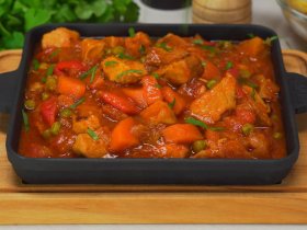 Гуляш зі свинини з овочами