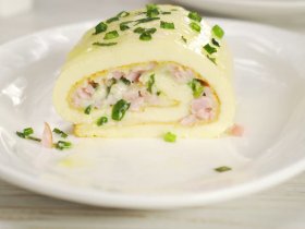 Яєчний рулет з сиром та шинкою