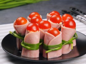 Рулетики з шинки з сиром та помідором