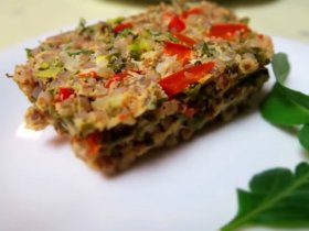 Гречана запіканка з куркою, перцем та зеленню