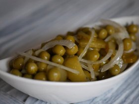 Салат з горошком та огірком