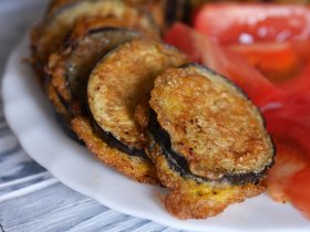 Баклажани з фаршем на сковороді