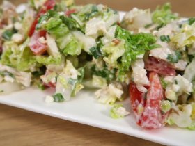 Салат з куркою, сиром та зеленню