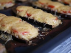Баклажани з фаршем та помідором в духовці
