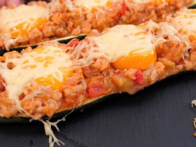 Човники з цукіні з фаршем та яйцем