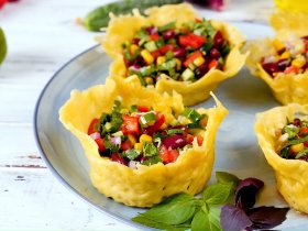 Салат по-мексиканськи у сирних кошиках