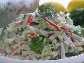 Салат з капустою та крабовими паличками