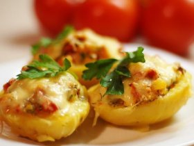 Картопля фарширована куркою та сиром