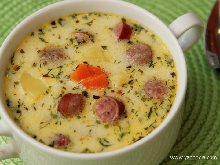 Вершковий суп із копченими ковбасками