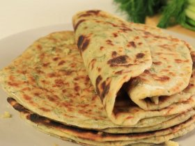 Картопляні коржики з зеленню та смаженою цибулею