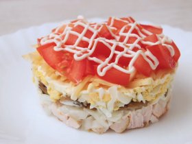Листковий салат з куркою та грибами