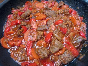 Тушкована яловичина з овочами