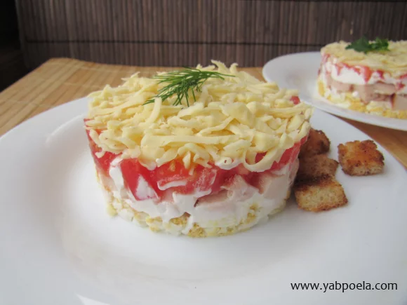 Салат з копченою куркою, помідором та сиром