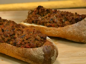 Багет з м'ясною начинкою та сиром