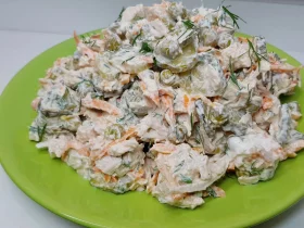 Салат з куркою та маринованими огірками