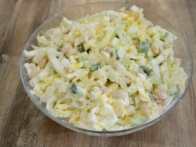 Салат з пекінської капусти з квасолею