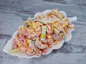 Салат з ковбасою, кукурудзою та овочами