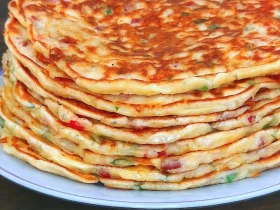 Коржі з ковбасою та сиром