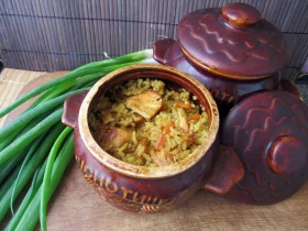 Плов з куркою у горщиках