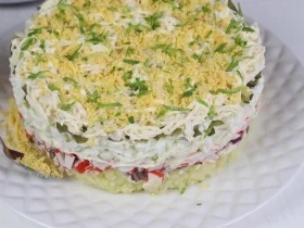 Листковий салат з крабовими паличками