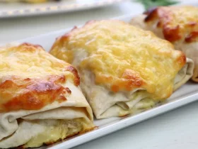 Риба в лаваші з соусом