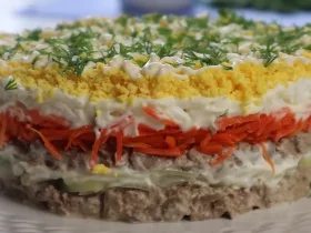 Листковий салат з печінкою та морквою