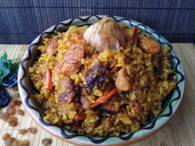 Плов з куркою та сухофруктами
