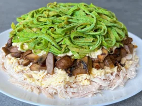 Салат з куркою, грибами та млинцями