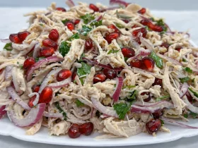 Салат з куркою, горіхами та гранатом