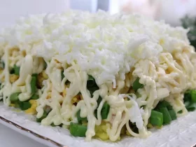 Салат з копченою куркою та плавленим сиром