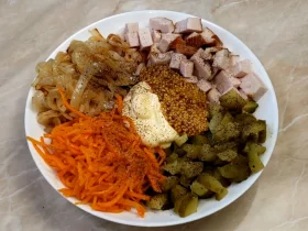 Салат з копченою куркою та морквою по-корейськи