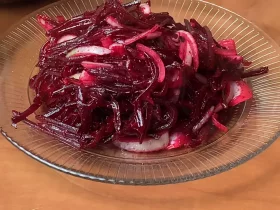 Салат з буряка та маринованою цибулею