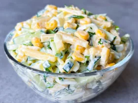 Салат з кукурудзою, огірком та сиром