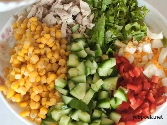 Салат з куркою, кукурудзою та овочами Салат з куркою, кукурудзою та овочами