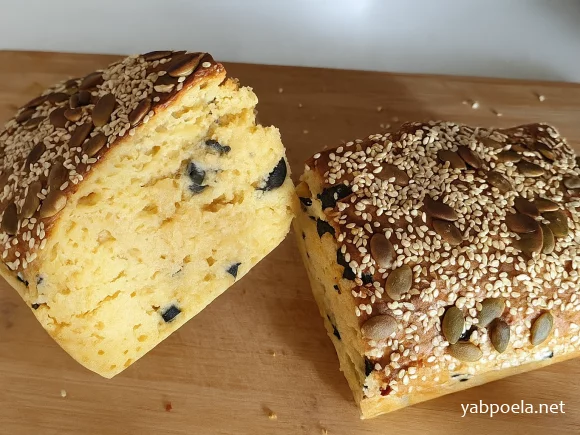 Сирний кекс з оливками та часником