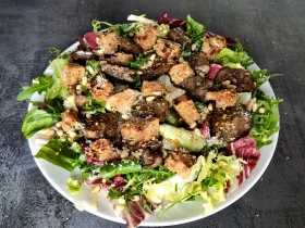 Салат з курячою печінкою та часниковими грінками