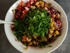 Салат із запечених овочів із квасолею