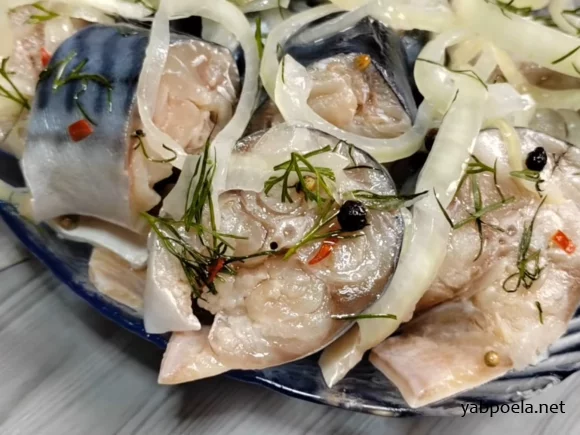 Слабосолона скумбрія — експрес-рецепт