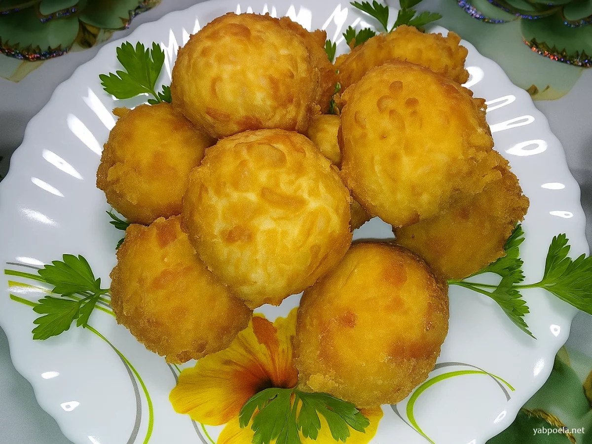 Золотисті сирні кульки з сюрпризом (смажені у фритюрі)